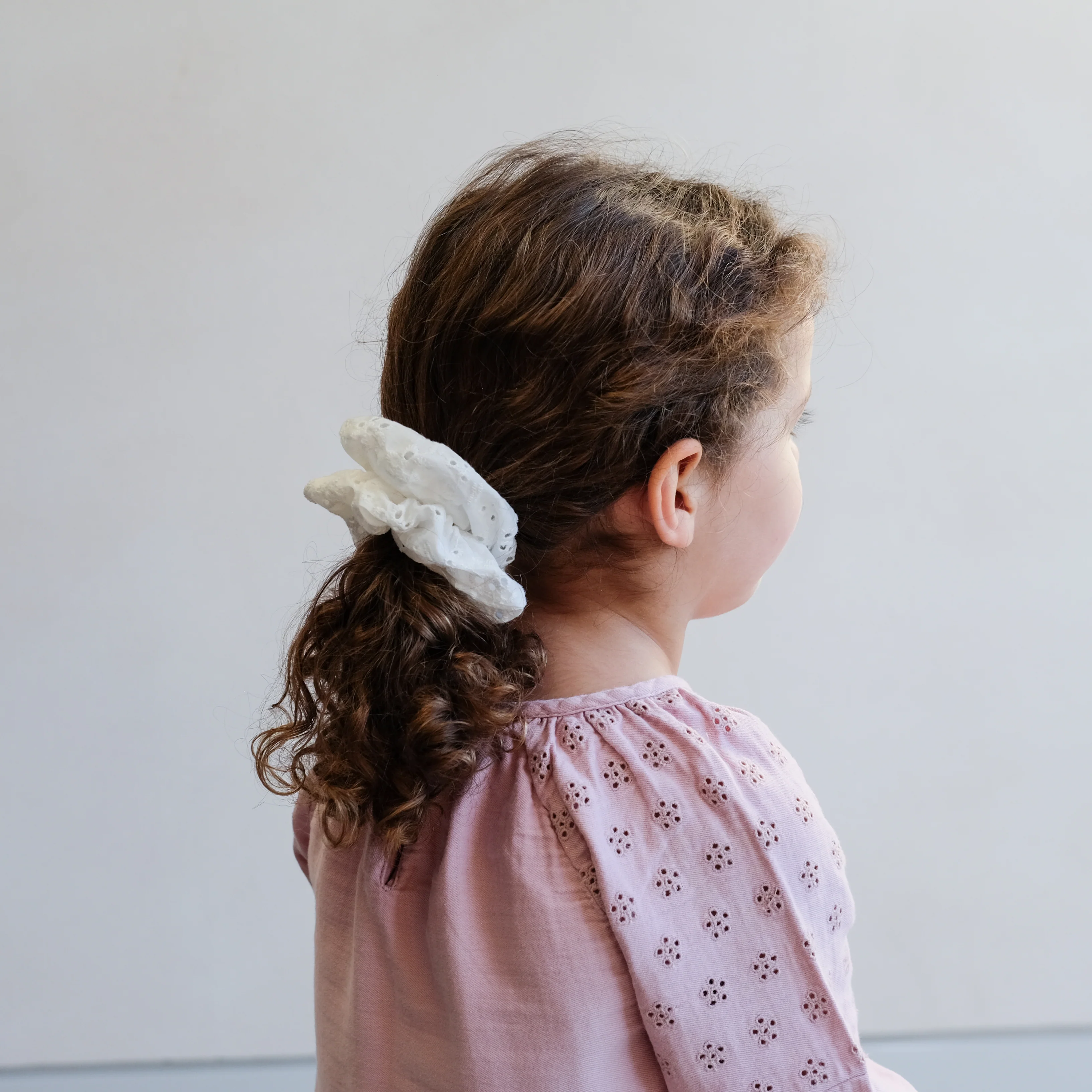 Giant broderie anglaise scrunchie - Image 3