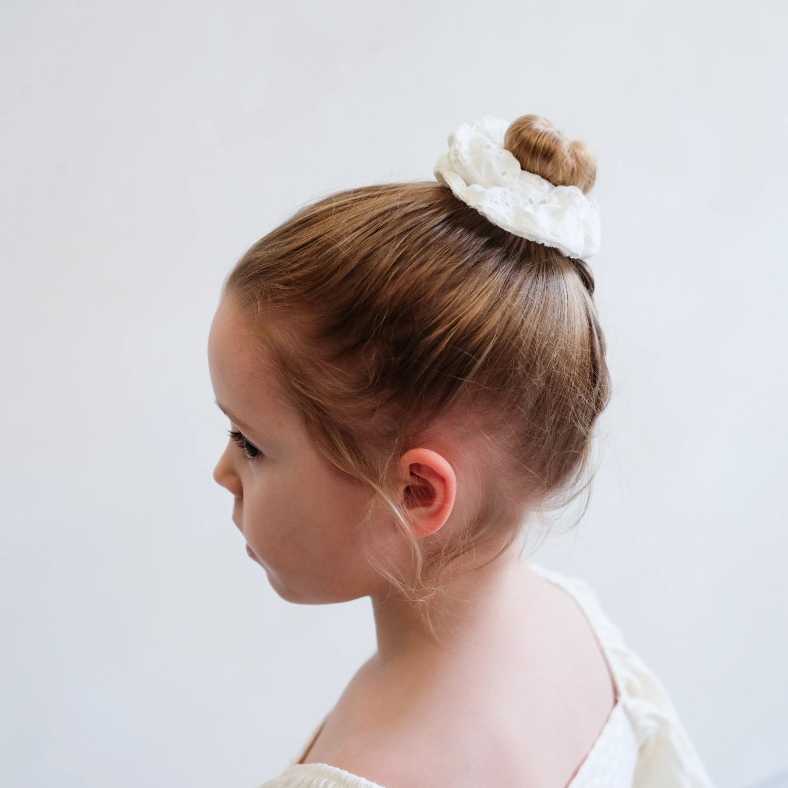 Giant broderie anglaise scrunchie - Image 4