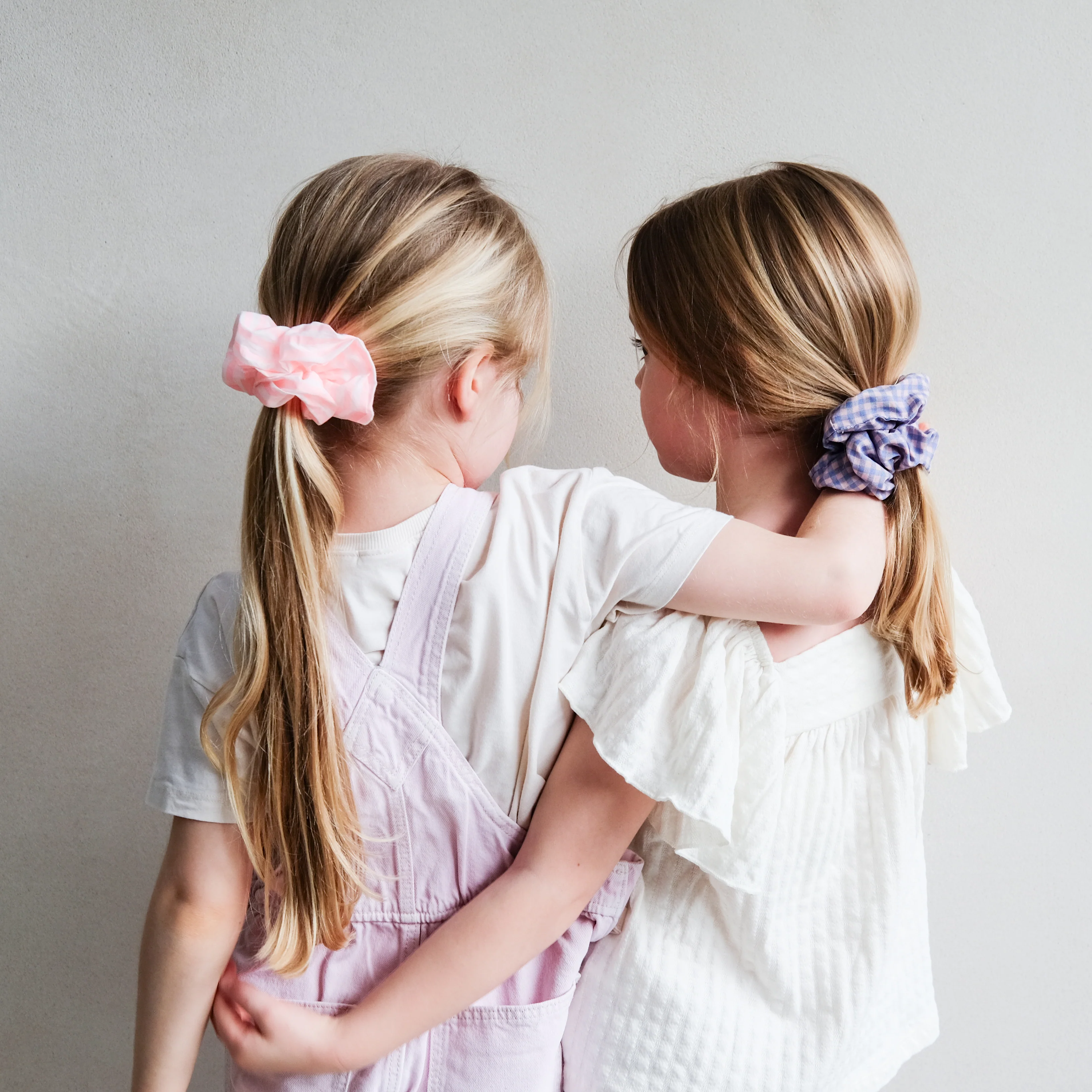 Giant checked scrunchie - Image 5