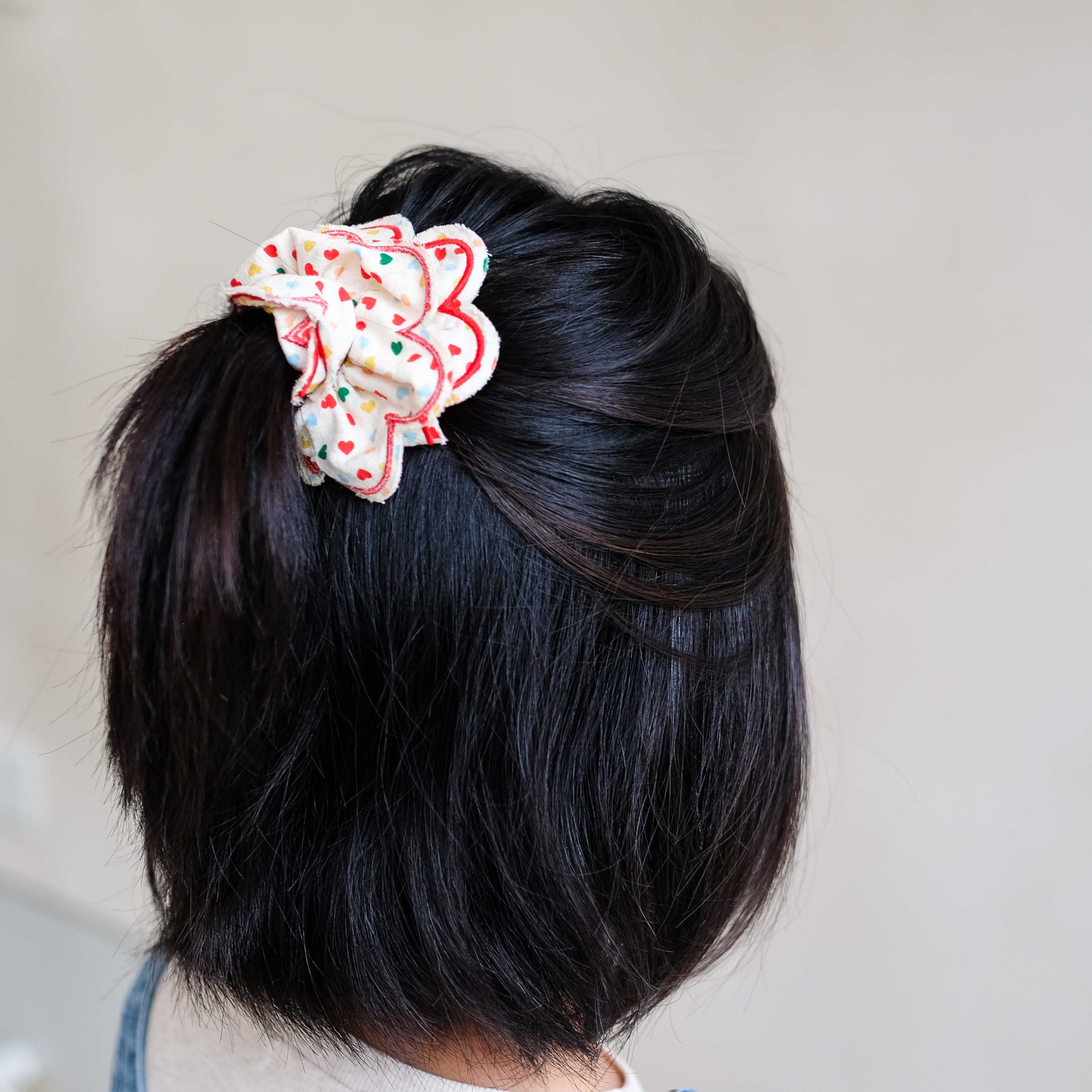 Heart print scalloped scrunchie - Image 4