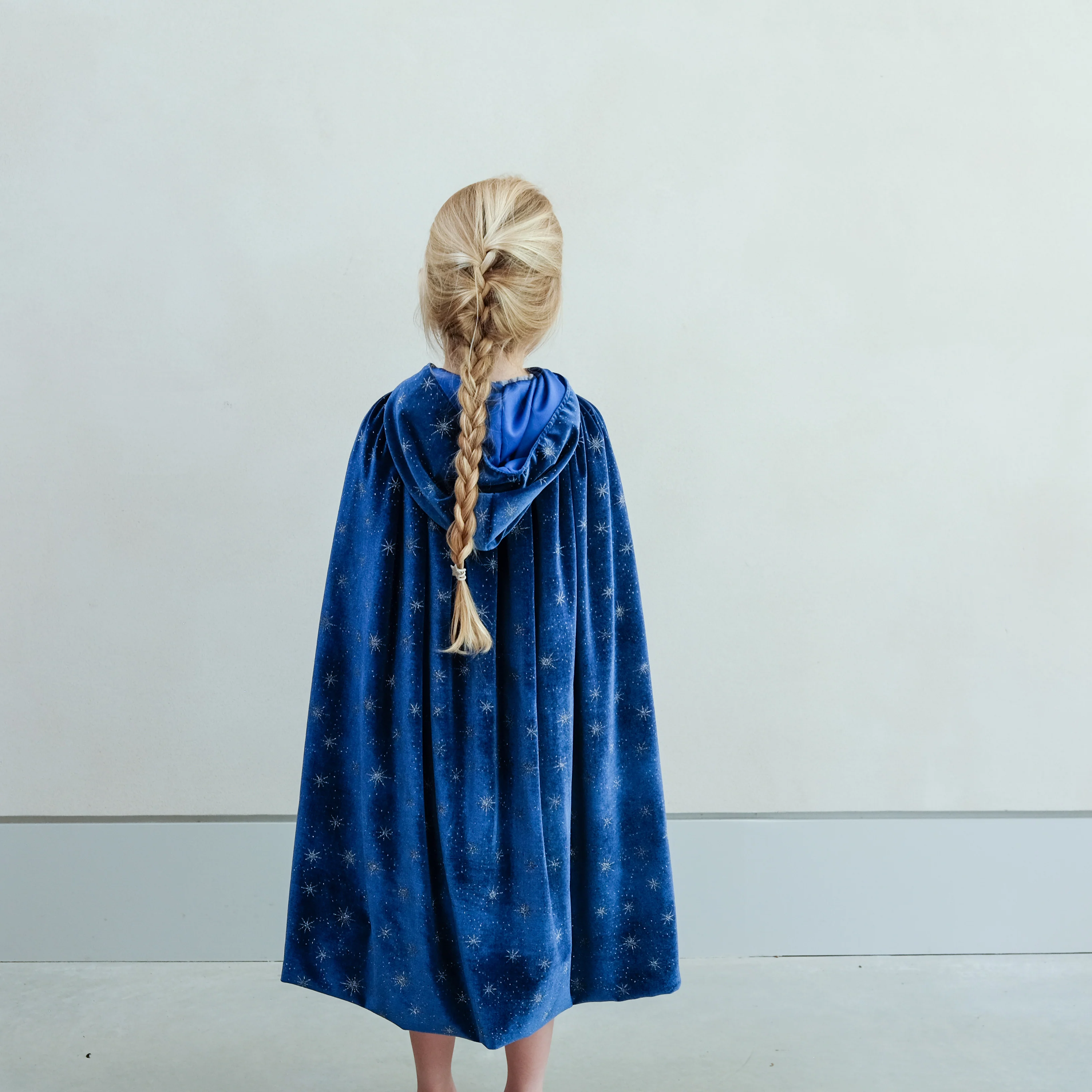 Ice queen velvet cape - Image 3